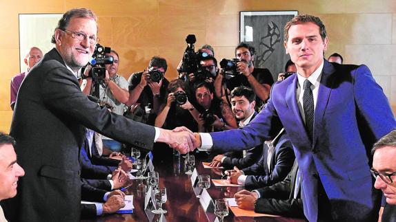Rajoy y Rivera sellan el pacto de investidura el pasado 28 de agosto.