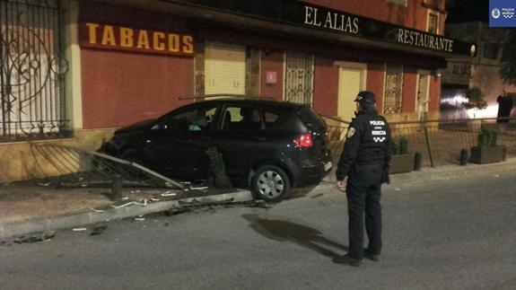 Coche accidentado en la carretera de El Palmar. 