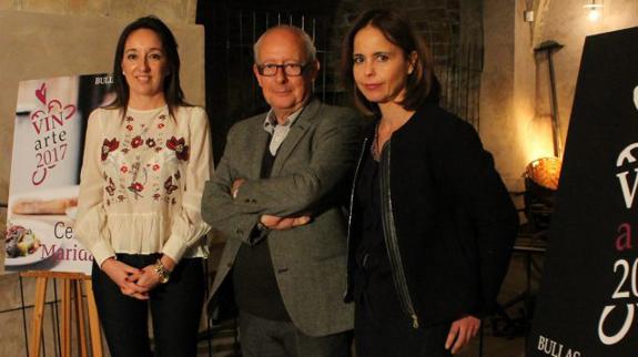La alcaldesa de Bullas, María Dolorez Muñoz, Pachi Larrosa, y la responsable de la Ruta del Vino de Bullas, Toñi Fernandez.