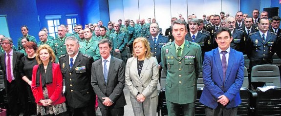 Las autoridades, en primera fila, junto a los 80 agentes de la Policía Nacional y la Guardia Civil que recibieron diplomas.