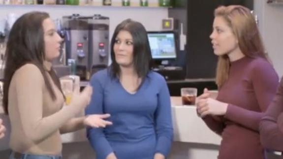 Estefanía (iz), la hermana, y Samantha (dr)