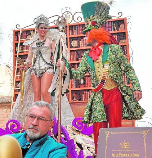 La Musa, Tatiana Pianelo, y Don Carnal, Alfredo Moreno, durante el desfile del viernes.