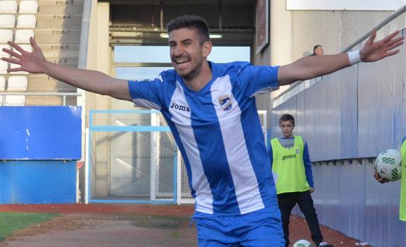 Dani Ojeda celebra el segundo gol del Lorca, que supuso la victoria definitiva ante el Jaén.