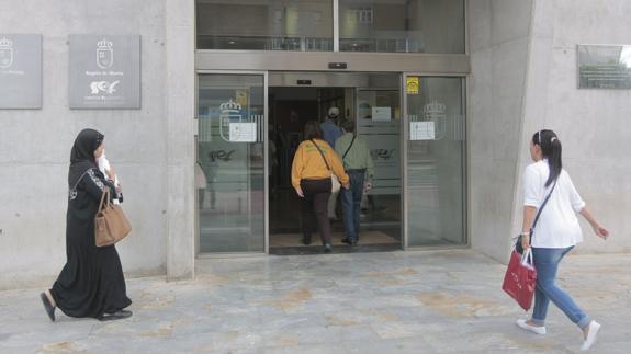 Dos mujeres llegan a una oficina de empleo de Cartagena.