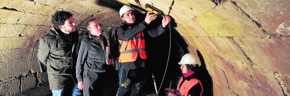 El ingeniero de Caminos Antonio Murcia y su padre, Roque Murcia, director de Ceico; Antonio Espín y Lucía Arévalo, del Centro Tecnológico del Mármol, con los primeros trabajos en la bóveda oculta. 