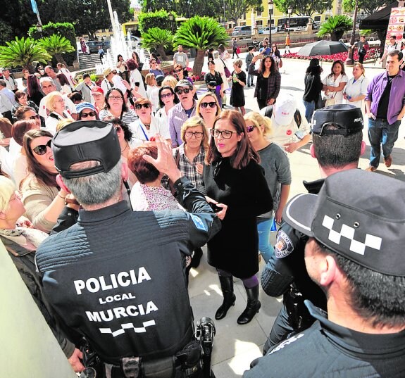 La edil Hernández pide explicaciones, ayer, a los agentes. 