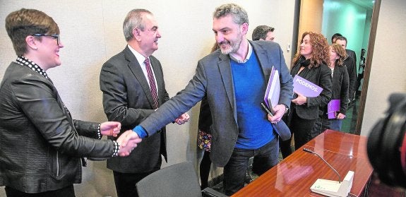 La socialista Presen López estrecha la mano a Urralburu, en presencia de Tovar, antes de la reunión que tuvieron ayer.