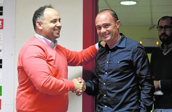 Deseado Flores, director deportivo grana, y Vicente Mir, el 27 de febrero.