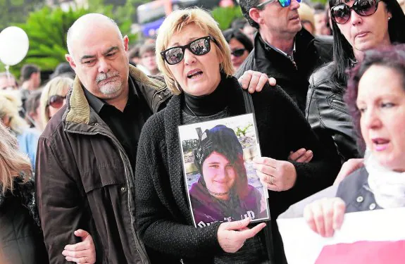 Los padres de Lucía sostienen una fotografía durante una manifestación contra el acoso.