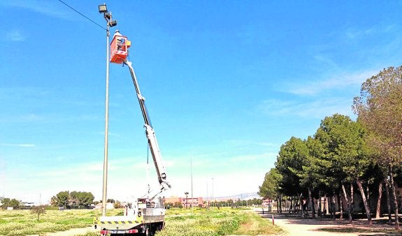 Los operarios instalan la iluminación en el parque torreño.
