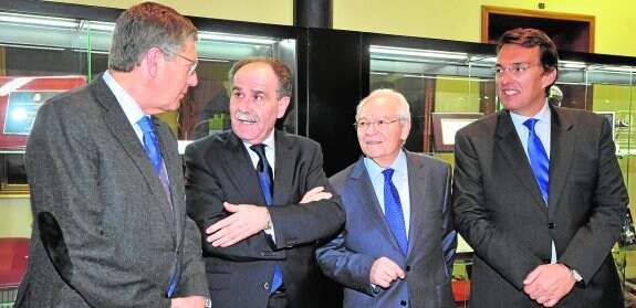 Juan Antonio Campillo, segundo por la izquierda, con los expresidentes del Consejo Social Juan Bernal, Tomás Zamora y Javier Ruano.