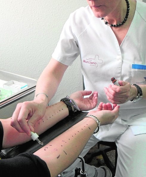 Una enfermera realiza las pruebas a una paciente.
