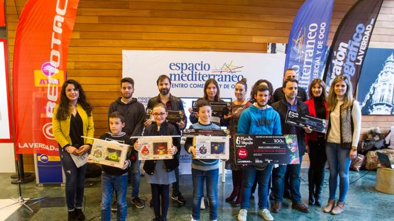 Los ganadores, con sus premios, en el centro comercial Espacio Mediterráneo. 