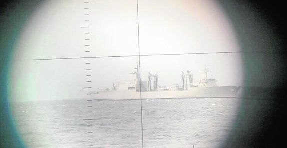 El buque 'Patiño', visto a través del periscopio del 'Mistral'.