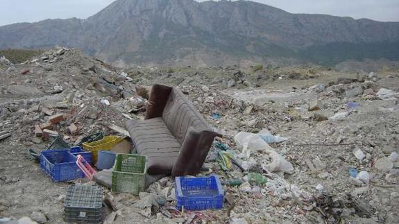 Vertedero ilegal en el paraje El Rincón del municipio de Ricote. 