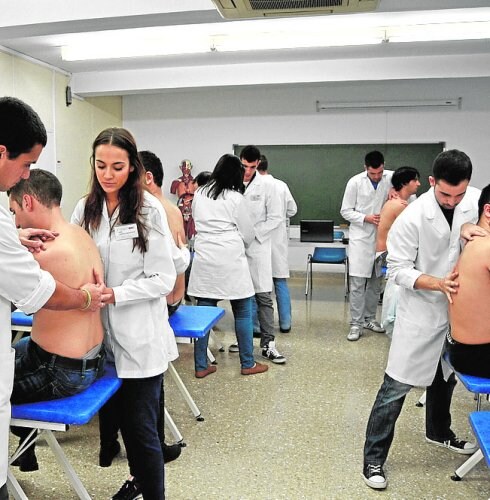 Alumnos de la escuela realizando prácticas. 