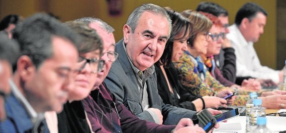 Rafael González Tovar, ayer, presidiendo el Comité Regional Extraordinario del PSOE y acompañado de miembros de la Ejecutiva.
