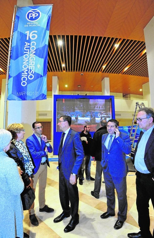 José Ballesta -en el centro-, que presidirá el congreso, supervisa los preparativos, ayer, en el Auditorio Víctor Villegas.
