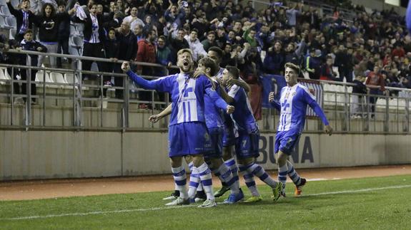 Los jugadores del Lorca celebran un gol.