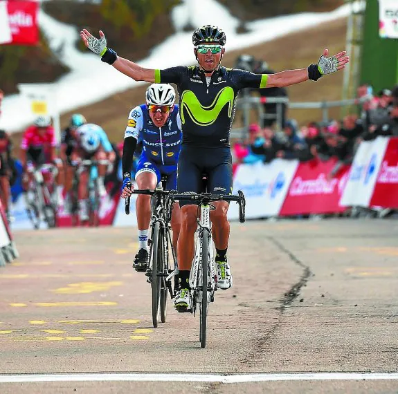 Alejandro Valverde bate a Dan Martin en la meta de La Molina. 