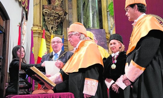 El empresario Manuel Lao, con el presidente de la UCAM, José Luis Mendoza, y la rectora.