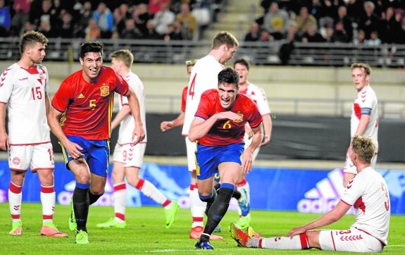 Mikel Merino (6) celebra el gol del empate de la selección española.
