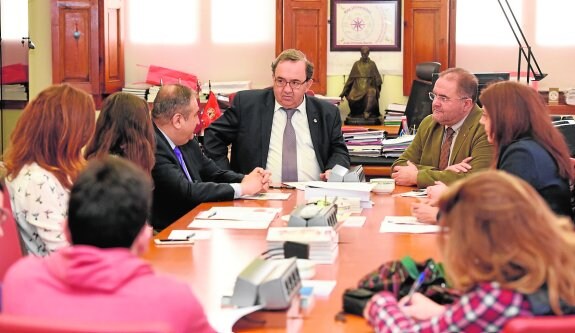 El rector, José Orihuela, el alcalde de Totana, Juan José Cánovas, y los vicerrectores Pedro Miralles y Carmen Ferrándiz, reunidos para la firma del acuerdo.
