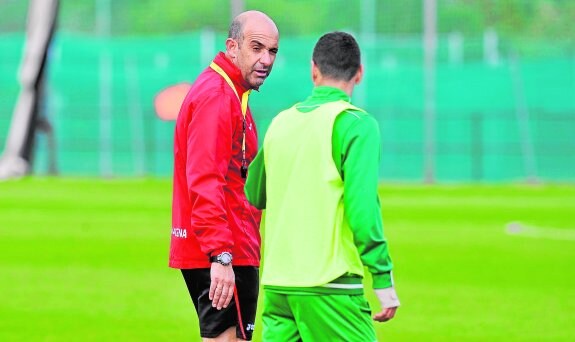 Alberto Monteagudo habla con Cristo Martín durante un entrenamiento en La Manga Club.