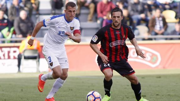 Góngora se lleva el balón ante un jugador del Reus. 