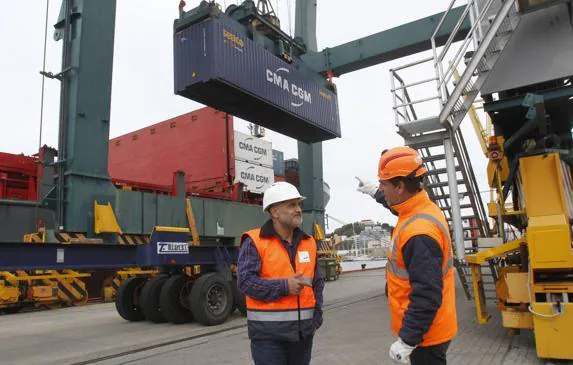 Antonio Fernández y Álvaro Martínez, durante una estiba de contenedores, este viernes, en el muelle de San Pedro del Puerto de Cartagena.