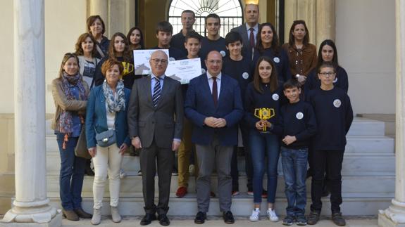 Pedro Antonio Sánchez con los miembros del equipo murciano.