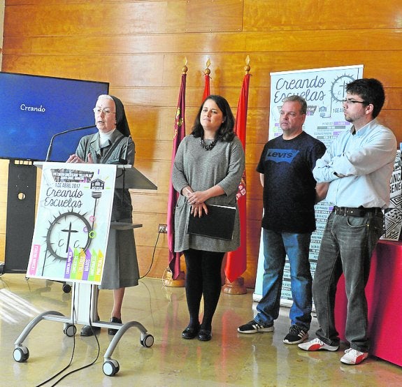 La directora del colegio, junto a la edil Lola Sánchez. 