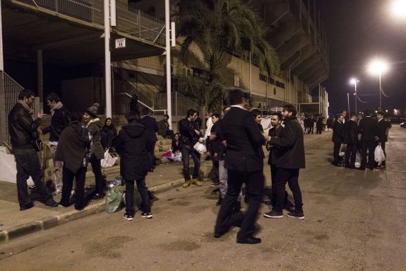 Grupos de jóvenes practican botelleo durante la pasada Nochevieja, junto al Estadio Cartagonova. :: pablo sánchez / agm