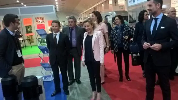 Adela Martínez-Cachá visitando la Feria 'Fame Innowa'.