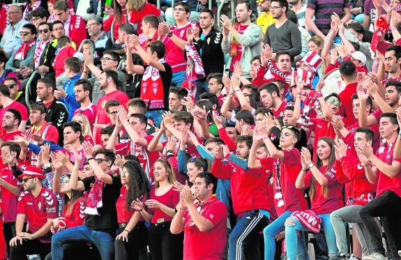 Aficionados del Murcia, en el partido del domingo pasado contra el Córdoba B. 