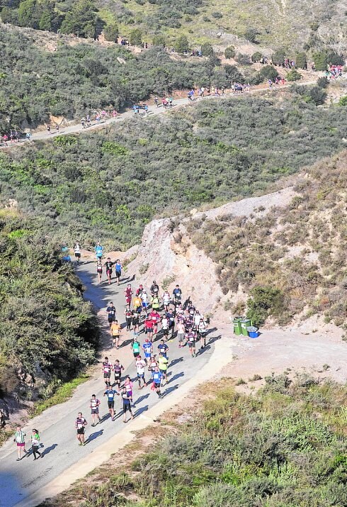 Participantes subiendo al Calvario, el año pasado.