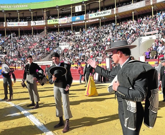 Los diestros se saludan al inicio del paseíllo en la plaza de toros de La Condomina.