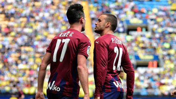Los exmurcianistas Kike García y Pedro León celebran el gol del muleño en Villarreal, el sábado.