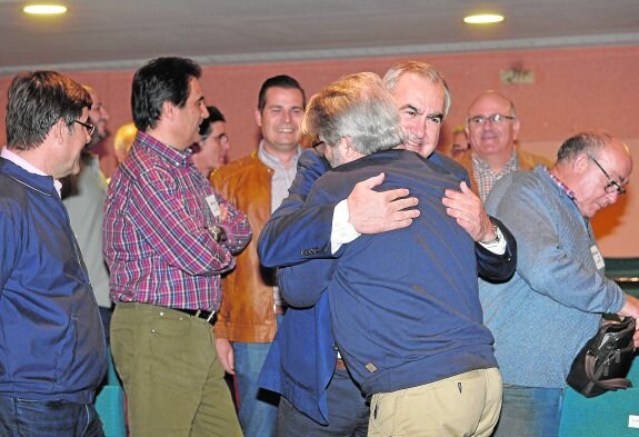 Miembros del Comité Regional del PSOE saludan efusivamente a Rafael González Tovar al inicio de la reunión. 