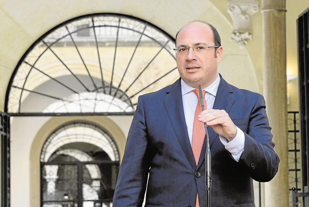 Sánchez dimite y propone a López Miras como su sucesor