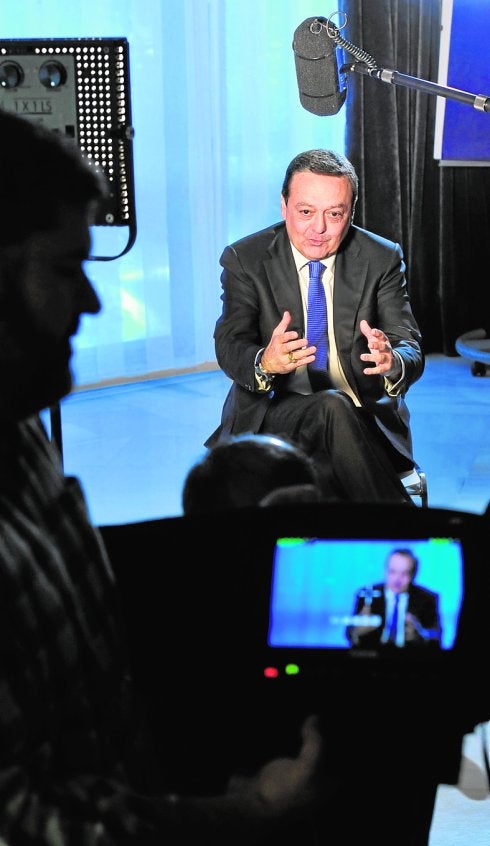 Albarracín, ayer, durante una entrevista con una televisión. 