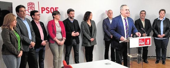 El secretario general del PSRM, Rafael González Tovar, ayer, analizando la dimisión del presidente regional acompañado por miembros de la ejecutiva del partido. 