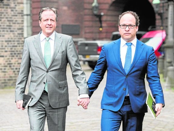 El líder del D 66, Alexander Pechtold, y el asesor Wouter Koolmees, de la mano en La Haya. 