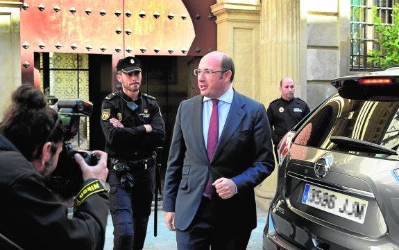 Pedro Antonio Sánchez, el martes, abandonando San Esteban tras anunciar su dimisión. 