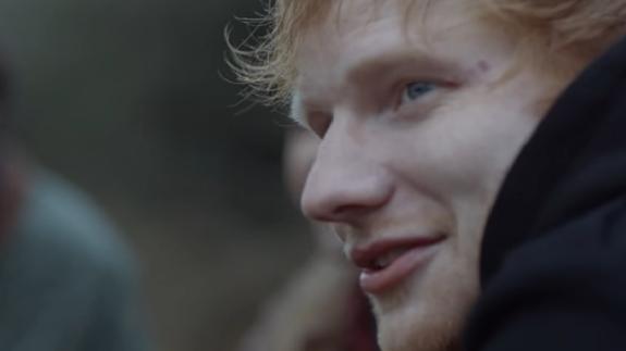 Ed Sheeran durante un videoclip.
