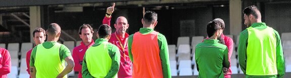Alberto Monteagudo con sus jugadores, en una de las sesiones de la semana.