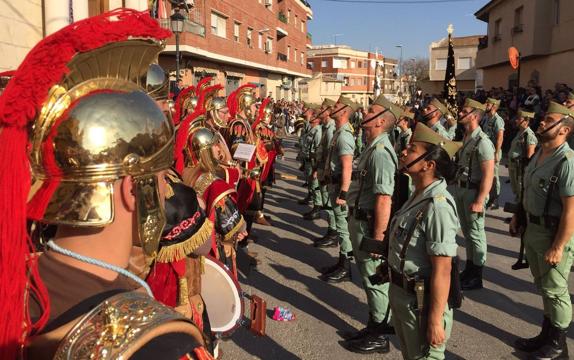 Un momento del desfile de los legionarios, este viernes en Alhama.