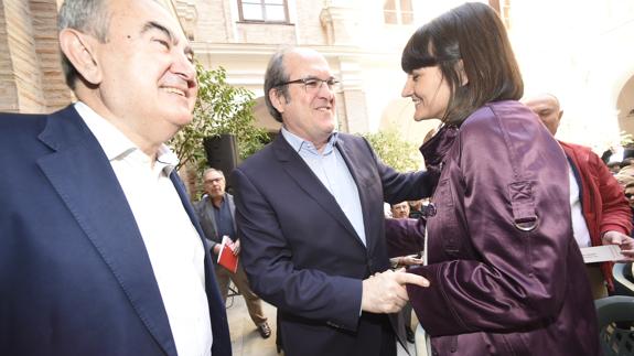 Gabilondo saluda a González Veracruz en presencia de Tovar.