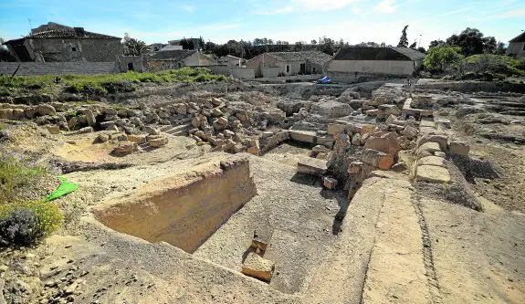 Vista del yacimiento arqueológico de Los Baños de Fortuna, con una de las capillas romanas del antiguo balneario en primer plano.