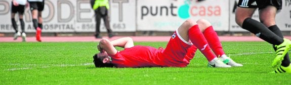 El chileno Rojas se lamenta mientras la Balona celebra uno de sus goles.